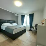 By The Sea - 6717 Makarska