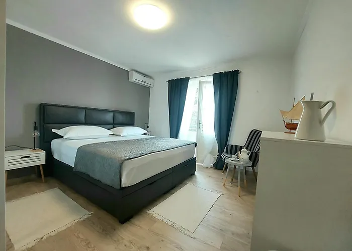 By The Sea - 6717 Makarska